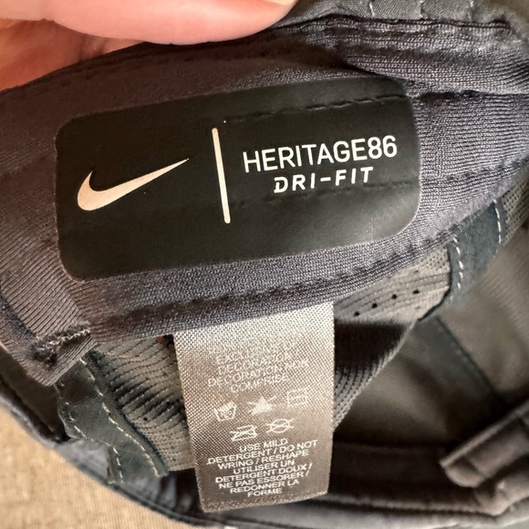 Women’s drop fit Nike snap back hat - Picture 3 of 3